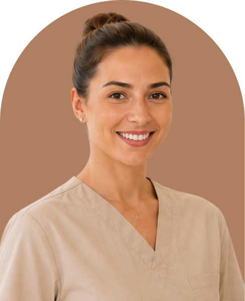 Portrait d’une femme souriante en tenue de soins beige, sur fond cuivré