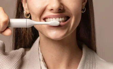 Brossage des dents à la brosse électrique